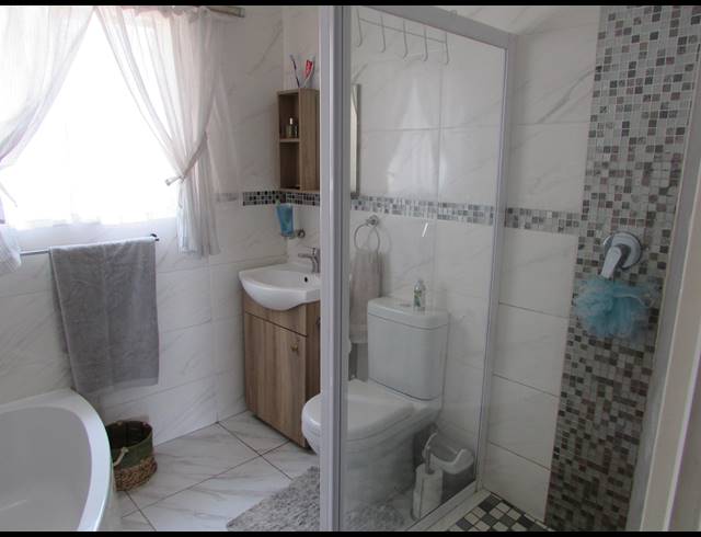 2 BEDROOM TOWNHOUSE FOR SALE IN EIKE PARK